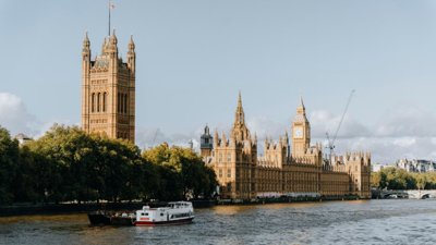 British Parliament next to the river thames.