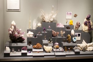 Figure 3: display cabinet of different quartz varieties © Andrew Thomson, Flickr.