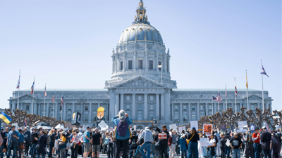 Protesters outside state building.