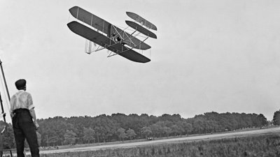 Black and white photo of Wright brothers' airplane in army trial flights in 1909.