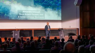 Professor Alexandre Antonelli on stage giving a lecture.