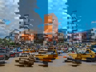 Image of road traffic at the "poste centrale" crossroads in Yaounde, Cameroon