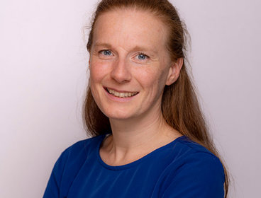 Zoë Thomas headshot.