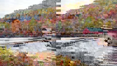 A view over a weir and river in autumn