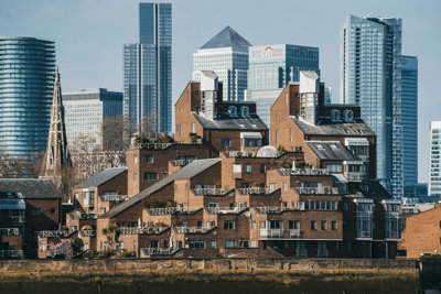 Old and new buildings against eachother in a city