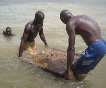 The sand diggers of Mali