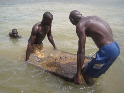 The sand diggers of Mali