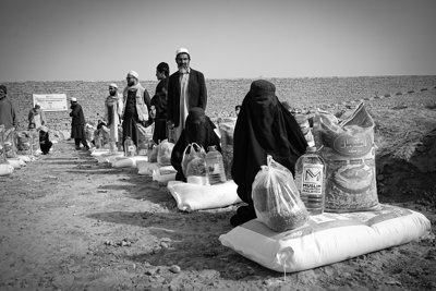 People receiving food aid