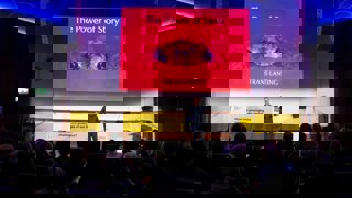 Frans Lanting presenting on stage during his lecture 'the power of story'.