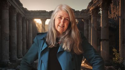 Mary Beard in front of neoclassical building.